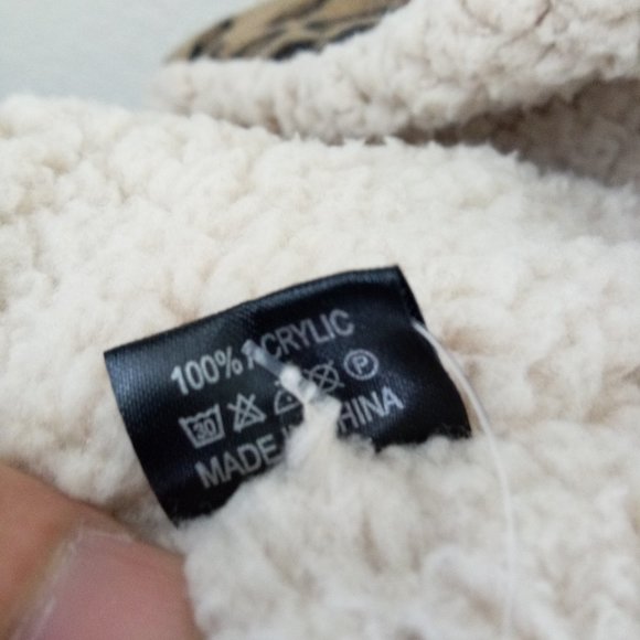 A Odiva Leopard Print Sherpa Lined Vest Cardigan - Picture 6 of 7